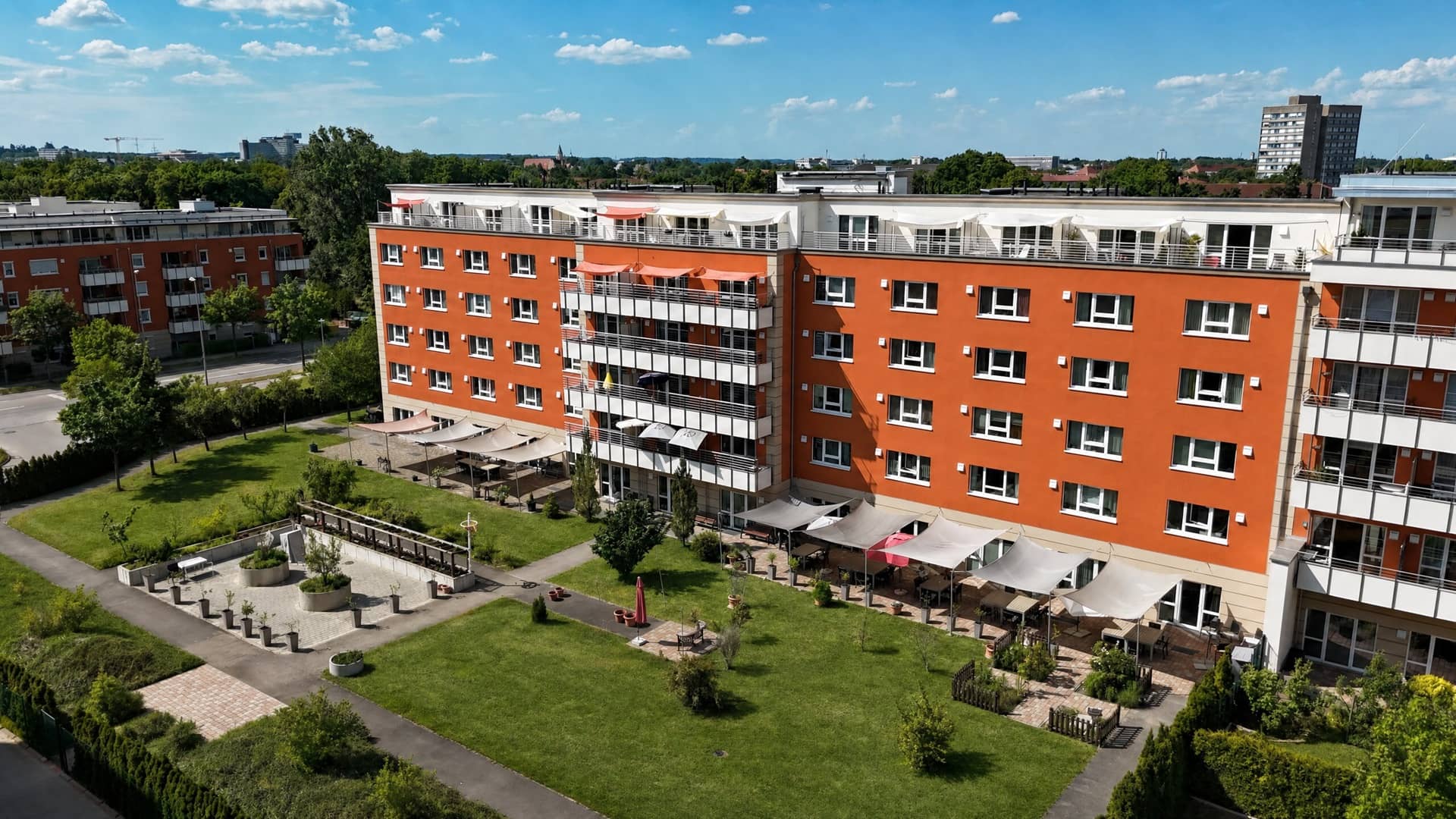 Gesamtaufnahme von Albaretto Haus 4 und dem Garten