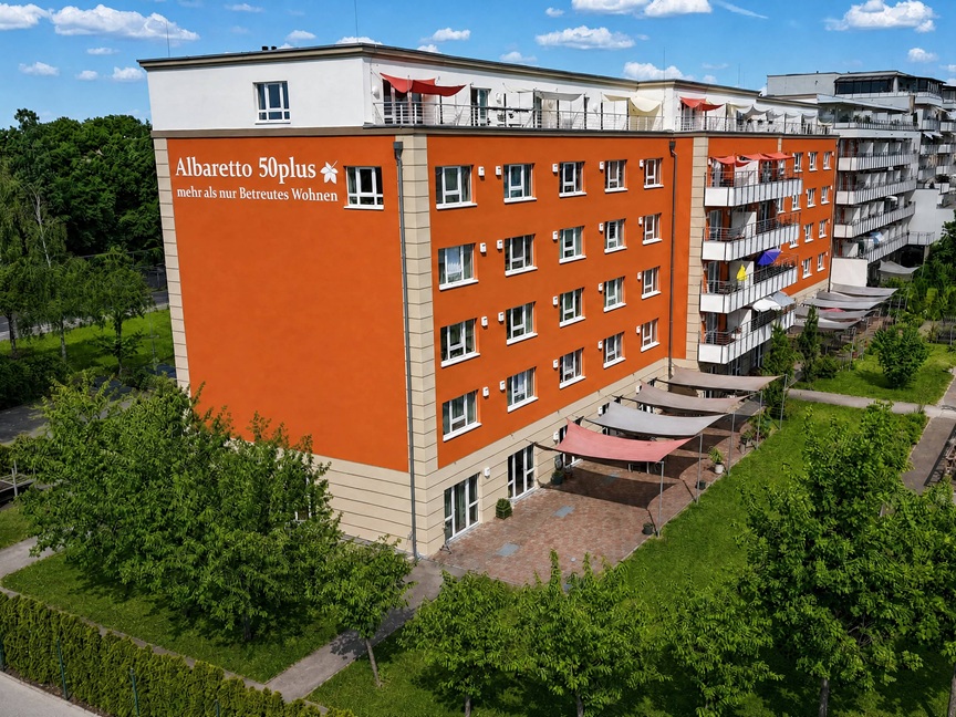 Albaretto Haus 4 Seitenansicht mit Garten